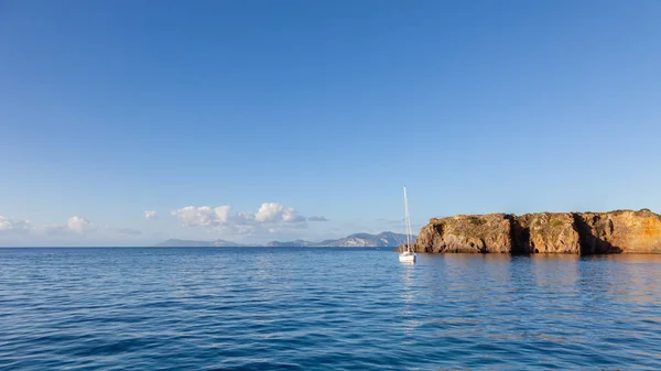 Veleiro nas Ilhas Lipari Sicília Itália — Fotografia de Stock