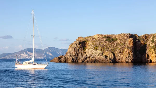 Veleiro nas Ilhas Lipari Sicília Itália — Fotografia de Stock