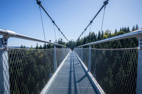 Ponte de cabo em Bad Wildbad sul da Alemanha — Fotografia de Stock