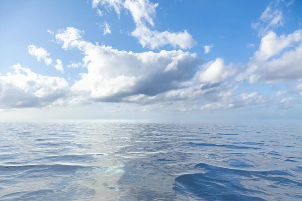바다를 덮고 있는 흰 구름을 가진 푸른 하늘 — 스톡 사진