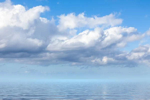 바다를 덮고 있는 흰 구름을 가진 푸른 하늘 — 스톡 사진