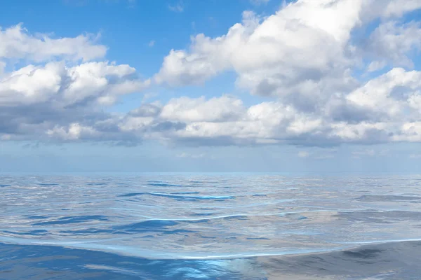 Błękitne niebo z białymi chmurami nad morzem — Zdjęcie stockowe