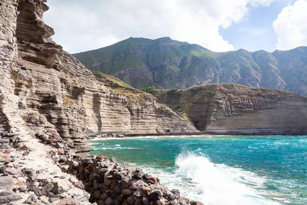 Ruwe kust op de Liparische eilanden Sicilië Italië — Stockfoto