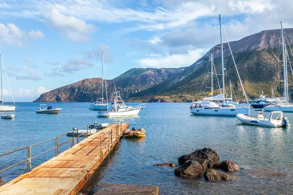 Liparische Eilanden Sicilië Italië steiger en boten — Stockfoto