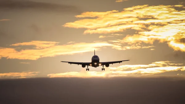 Αεροπορικό αεροπλάνο στο ηλιοβασίλεμα του ουρανού — Φωτογραφία Αρχείου