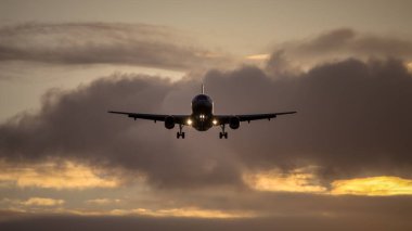 gün batımı gökyüzünde hava uçağı
