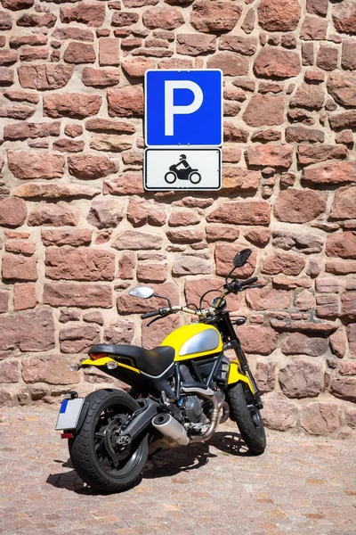 Gambar Sebuah Sepeda Motor Tanda Parkir Germany — Stok Foto