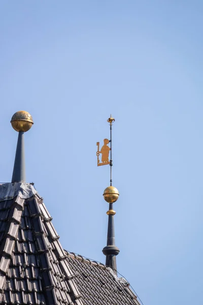 Uma Imagem Uma Figura Dourada Telhado Calw Alemanha — Fotografia de Stock