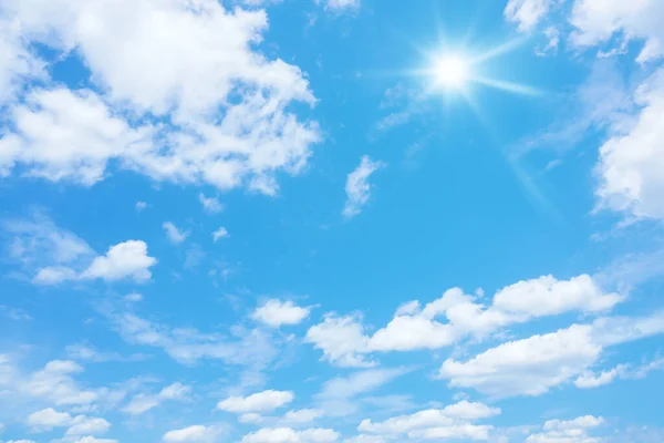 Μια Εικόνα Ενός Γαλάζιου Ουρανού Φόντο Τον Ήλιο Και Σύννεφα — Φωτογραφία Αρχείου