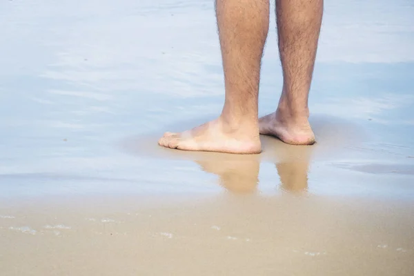 Uma Imagem Pés Descalços Masculinos Areia Molhada — Fotografia de Stock