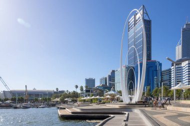 Perth, Batı Avustralya - 12 Ocak 2020: Güneşli bir yaz gününde Elizabeth Quay Perth 'te Spanda Heykeli.
