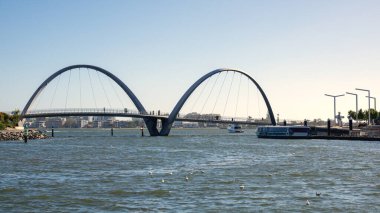 Perth Batı Avustralya 'daki Elizabeth Quay Köprüsü' nün bir görüntüsü