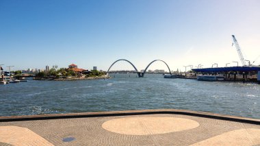 Perth Batı Avustralya 'daki Elizabeth Quay Köprüsü' nün bir görüntüsü