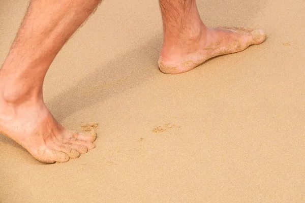 Een Afbeelding Van Mannelijke Blote Voeten Het Natte Zand — Stockfoto