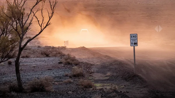 Uma Imagem Carro Uma Estrada Empoeirada Não Selada Pôr Sol — Fotografia de Stock