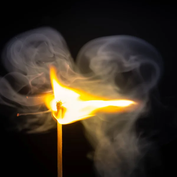 Das Bild Einer Streichholzflamme Mit Dunklem Hintergrund — Stockfoto