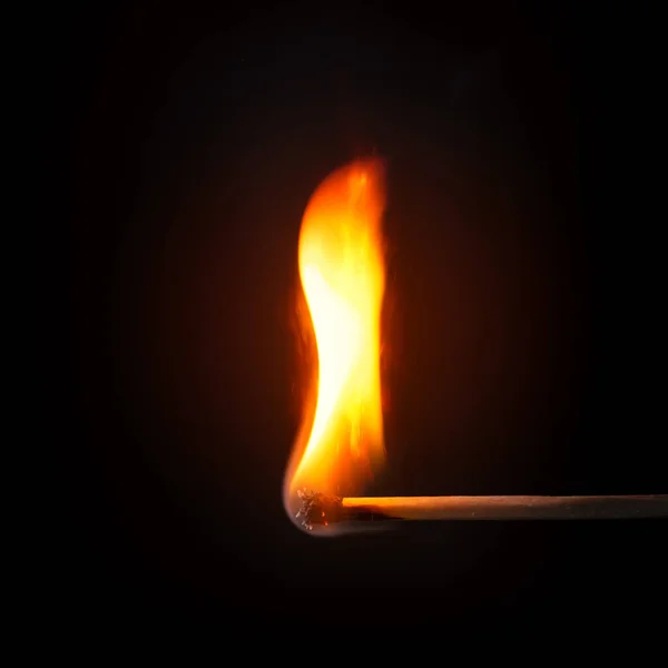 Das Bild Einer Streichholzstäbchenflamme Vor Schwarzem Hintergrund — Stockfoto