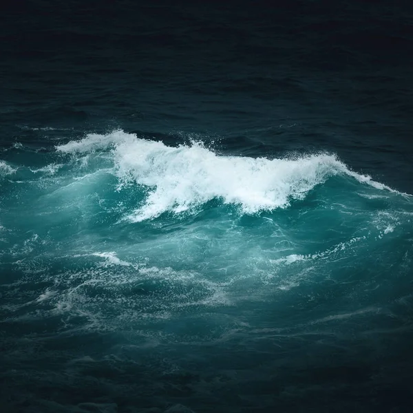 Μια Εικόνα Ενός Σκοτεινού Ωκεάνιου Κύματος — Φωτογραφία Αρχείου