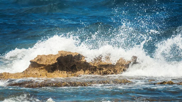 Immagine Oceano Ruvida Roccia Acqua Spruzzi Sfondo — Foto Stock