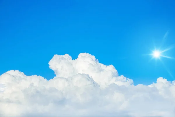 Bild Typisk Blå Himmel Med Sol Och Moln Bakgrund — Stockfoto