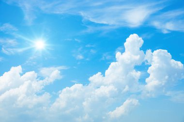 Tipik mavi gökyüzü görüntüsü. Güneş ve bulutlar arka planda.