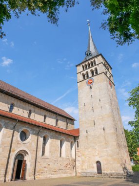 Sindelfingen Almanya 'sındaki ünlü Martinskirche kilisesinin resmi.