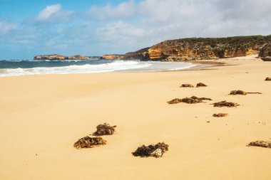 Büyük Okyanus Yolu Avustralya 'daki engebeli sahilin bir görüntüsü.