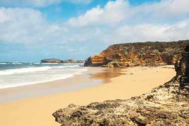 Büyük Okyanus Yolu Avustralya 'daki engebeli sahilin bir görüntüsü.