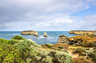 Büyük Okyanus Yolu Avustralya 'daki engebeli sahilin bir görüntüsü.