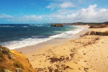 Büyük Okyanus Yolu Avustralya 'daki engebeli sahilin bir görüntüsü.
