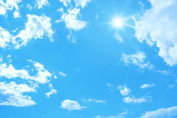Bild Typisk Blå Himmel Med Sol Och Moln Bakgrund — Stockfoto
