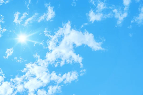 Una Imagen Cielo Azul Típico Con Sol Las Nubes Fondo —  Fotos de Stock