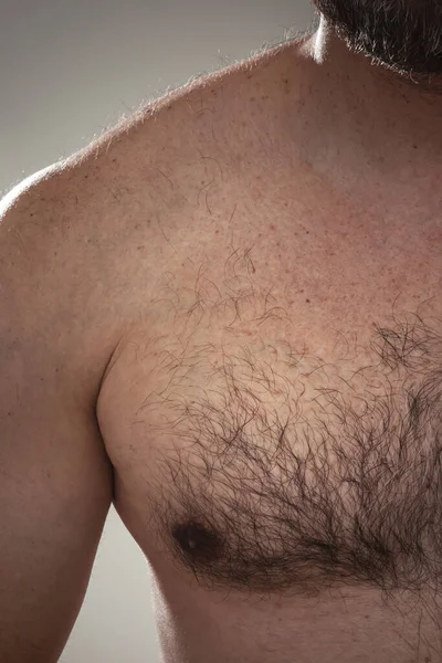 Μια Εικόνα Ενός Αρσενικού Τριχωτό Λεπτομέρεια Στο Στήθος — Φωτογραφία Αρχείου