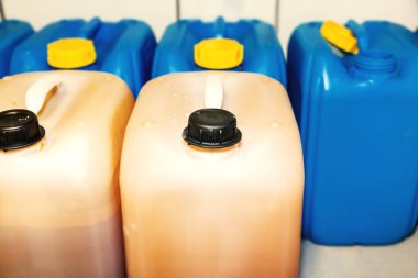 Laboratuvarda sıvı içeren bir teneke kutu resmi.