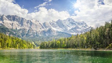Bavyera Almanya 'sında Eibsee ve Zugspitze' nin bir görüntüsü
