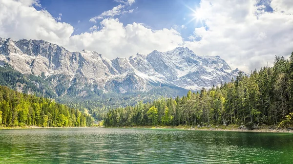 Bavyera Almanya 'sında Eibsee ve Zugspitze' nin bir görüntüsü
