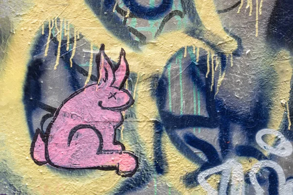 Duvarda Pembe Bir Grafiti Tavşanı Resmi — Stok fotoğraf