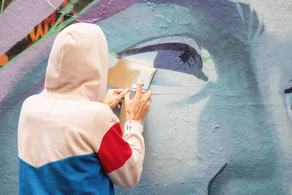 Das Bild Eines Street Art Künstlers Bei Der Arbeit — Stockfoto