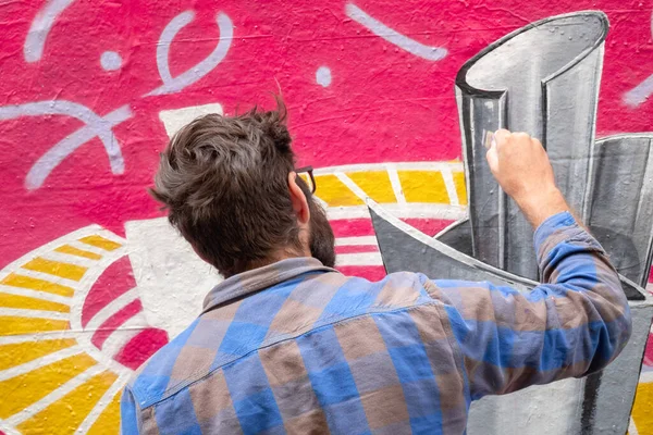 Das Bild Eines Street Art Künstlers Bei Der Arbeit — Stockfoto