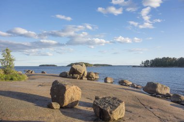 Denizin kenarında çok sayıda granit kaya var.