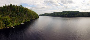 Büyük bir nehir, Saguenay, Quebec, Kanada hava panoramik