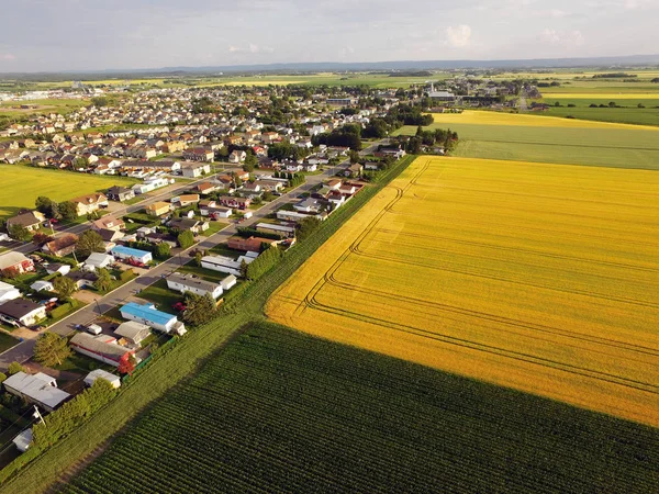 Veduta Aerea Della Piccola Città Delimitata Orzo Campi Mais — Foto Stock