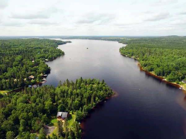 Flygfoto Över Skog Och Sjö Med Stugor Och Båtar — Stockfoto