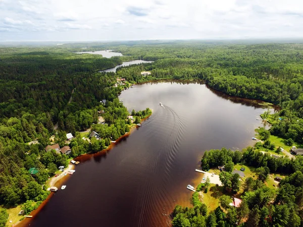 Vista Aérea Del Pequeño Lago Canadiense Con Cabañas Barco —  Fotos de Stock