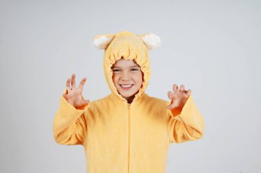 Sarı ayı kostümü poz içinde sevimli küçük kız