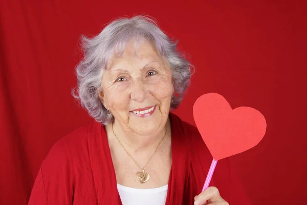 Senior Vrouw Oma Met Hartvormige Ondertekenen Valentijnsdag Concept — Stockfoto