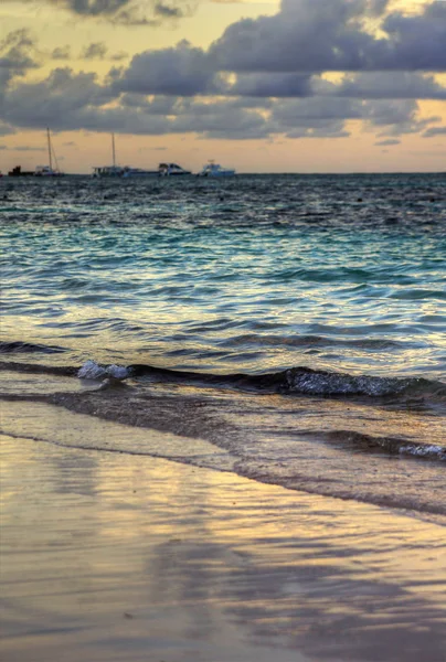 Bellissimo Tramonto Verticale Sulla Spiaggia Tropicale — Foto Stock