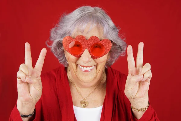 Веселая Бабушка Красным Сердцем — стоковое фото