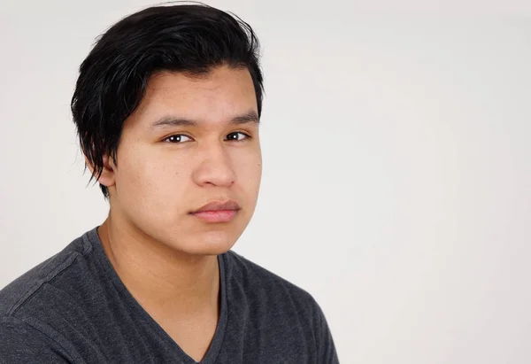 Porträtt Tonårig Latino Pojke Med Neutralt Uttryck Vit — Stockfoto