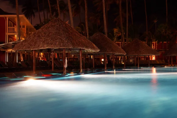 Piscina Iluminada Resort Tropical Noite — Fotografia de Stock